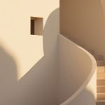 معماری مینیمال مدرن با نور طبیعی و طراحی ساده - بامیلوکس