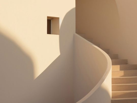 معماری مینیمال مدرن با نور طبیعی و طراحی ساده - بامیلوکس